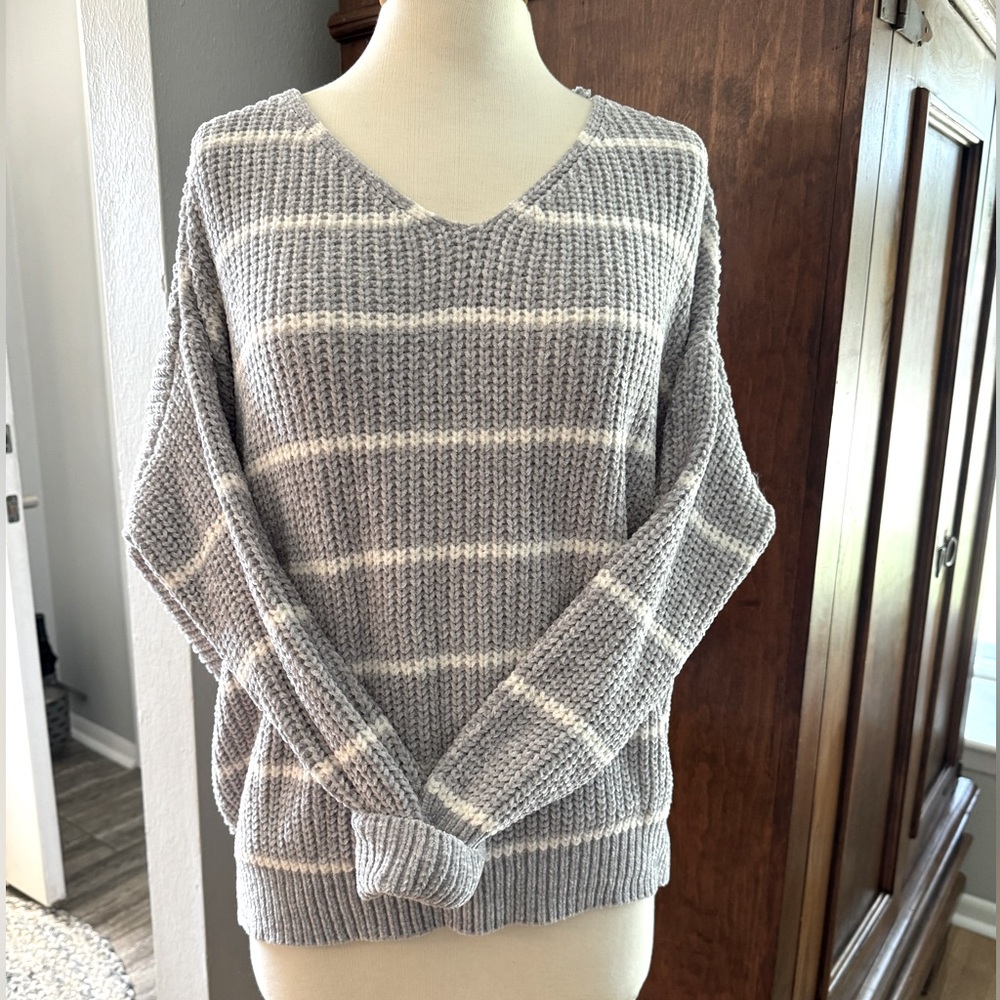Women’s Gray & White She + Sky sweater